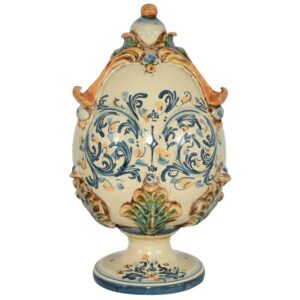 Uovo con piede in ceramica di Caltagirone